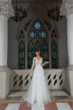 Rochie de mireasa A-line cu dantelă 3D, corset semitransparent,mâneci din dantelă, fustă din tulle cu trenă